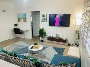 2 bedroom Beach cafes shops bus all a walk away - Curl Curl