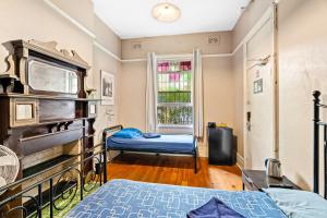 Triple Room with Private Bathroom room in Summer House Newtown