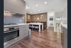 Stylish Thredbo Alpine Chalet + Garage in Tranquil Setting - Corryong