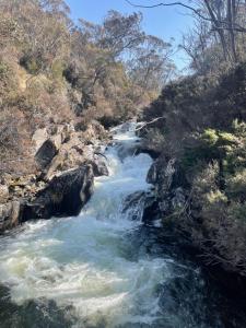 Walk to Slopes & Village, Stylish 2BR Thredbo Chalet with Garage