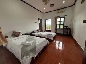 Maophasok river side hotel