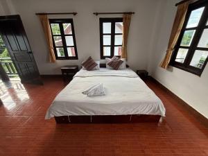 Maophasok river side hotel