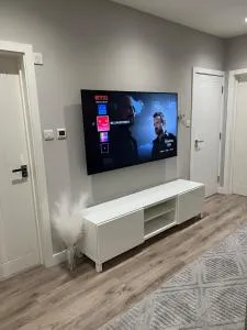 Spacious Executive 1BR Apartment - Southgate