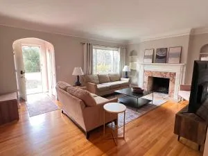 Spacious Omaha Retreat - Papillion