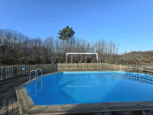 Maisons de vacances Maison bois avec piscine privee, Wifi pres sites de Dordogne - FR-1-616-445 : photos des chambres
