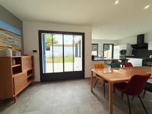 Maison neuve 3 chambres, proche plage, grand jardin - FR-1-778-37
