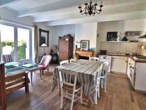 Maisons de vacances Charmante Maison 8 pers. a 500m de la plage avec Jardin & BBQ - FR-1-813-16 : photos des chambres