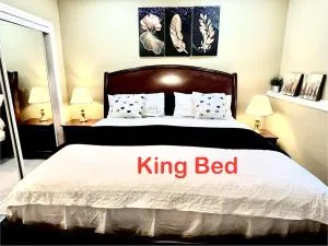 Cozy Walkout suite with King bed, Kitchen, Parking & Patio - Priddis
