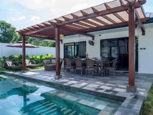 Paraluman, large Villa with pool