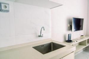 Nice and Fancy Studio Room at Sky House BSD Apartment By Travelio