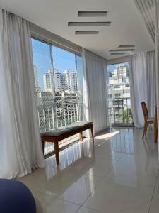 Cobertura Incrível, silenciosa e familiar com sala ampla, cozinha americana, 3 quartos, área gourmet, terraço aberto com churrasqueira e jacuzzi na Praia da Barra da Tijuca - Rio de Janeiro - apto inteiro só pra você