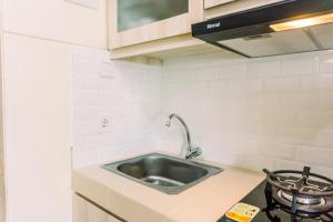 Homey and Warm Studio Amazana Serpong Apartment By Travelio