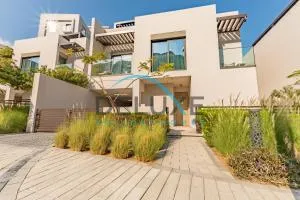Limited Offer 4BR plus Maid's Villa Close to Beach by Deluxe Holiday Homes - 富查伊拉