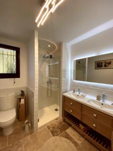 Maisons de vacances Les Lauriers Blancs air-conditioned villa with swimming pool : photos des chambres