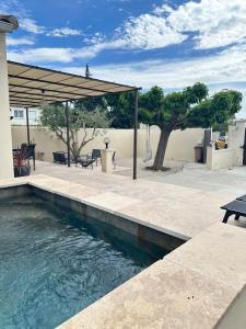 Maisons de vacances The little house on the Isle air-conditioned house with swimming pool and : photos des chambres