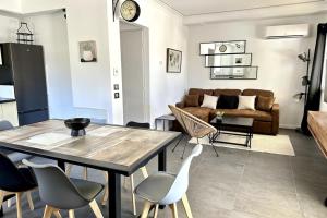 Maisons de vacances The little house on the Isle air-conditioned house with swimming pool and : photos des chambres