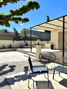 Maisons de vacances The little house on the Isle air-conditioned house with swimming pool and : photos des chambres