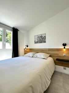 Maisons de vacances The little house on the Isle air-conditioned house with swimming pool and : photos des chambres