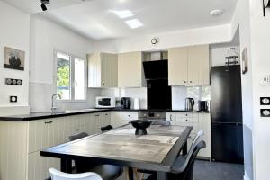 Maisons de vacances The little house on the Isle air-conditioned house with swimming pool and : photos des chambres