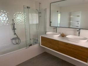 Villas Superbe villa Calista classee 5 Etoiles pour 10 personnes avec piscine vue mer, proche des plages et du Circuit du Castellet Paul Ricard : photos des chambres