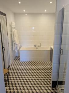 Villas Superbe villa Calista classee 5 Etoiles pour 10 personnes avec piscine vue mer, proche des plages et du Circuit du Castellet Paul Ricard : photos des chambres