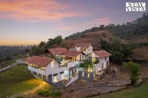 StayVista at Ekan with Sea views, Pool, WiFi - Āmbli