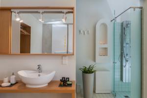 Villa AnnaNiko, Luxury Villa, 2 Heated Pools, Jacuzzi, Gym, Stunning Views, Green Energy