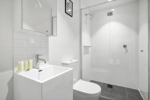 Luxe 3BR Southbank Apartment - Gorgeous Views and Parking