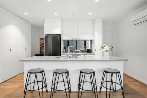 Luxe 3BR Southbank Apartment - Gorgeous Views and Parking