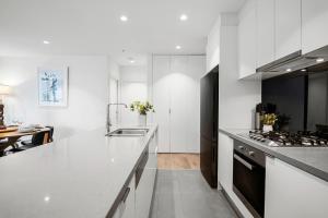 Luxe 3BR Southbank Apartment - Gorgeous Views and Parking