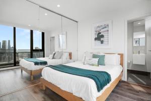 Luxe 3BR Southbank Apartment - Gorgeous Views and Parking