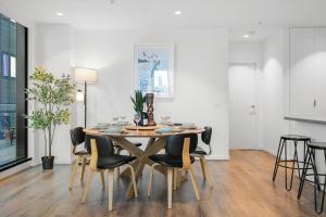 Luxe 3BR Southbank Apartment - Gorgeous Views and Parking