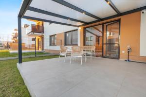 Cozy Apt w AC, Garden & Parking