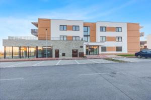 Cozy Apt w AC, Garden & Parking