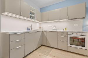 Cozy Apt w AC, Garden & Parking