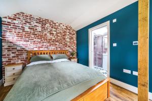 Cottage in the heart of award-winning English village
