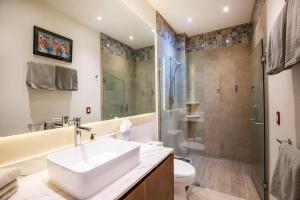 Pavilion Condo - 2 Pools, 2 Hot Tubs, Gym, BBQ