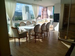 Apto luxuoso próximo ao mar