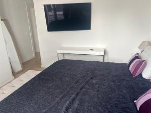 Habitación En Casa de Familia Room in family home Solamente para personas tranquilas Only quiet people