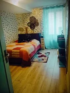 Chambre dans maison mosaïquée - Chabenet
