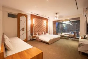 Majestic Inn - Yerandwane