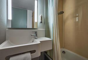 Hotels B&B HOTEL Cherbourg : photos des chambres