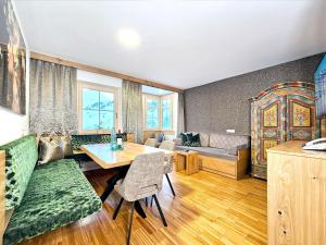 Three-Bedroom Apartment room in Aparthotel Bernhof