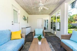 Renovated 2BR Home - Hot Tub, Gym & Beach Nearby