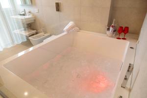 Habitación con cama grande y bañera de hidromasaje