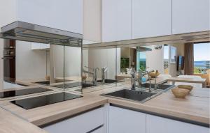 Gorgeous Apartment In Podstrana