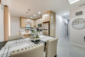 4 Mi to Dtwn Modern Apartment in Edinburg!