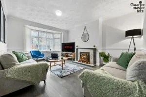 5 Bedroom Central Townhouse with Parking that Sleeps 9 - Lillington