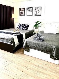 Impact Arena Condo Twin Beds by Goodroom24
