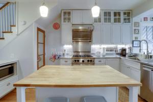 Sojourn Eclectic Capitol Hill Home Sleeps 4